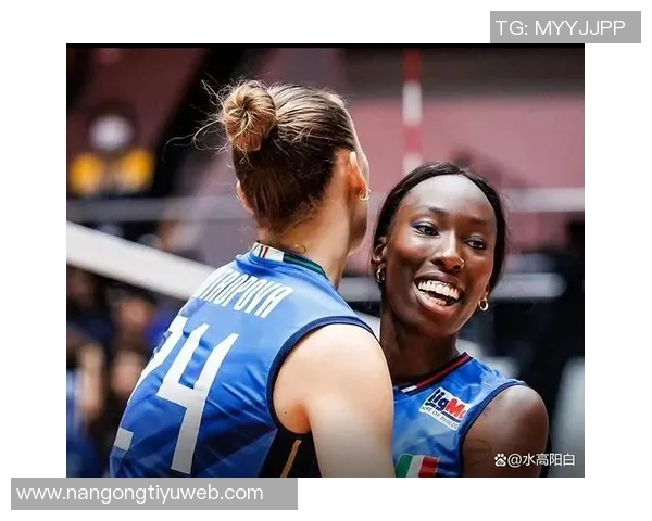 意大利女排奥运冠军埃格努亲临国米与劳塔罗互换球衣展现体育精神